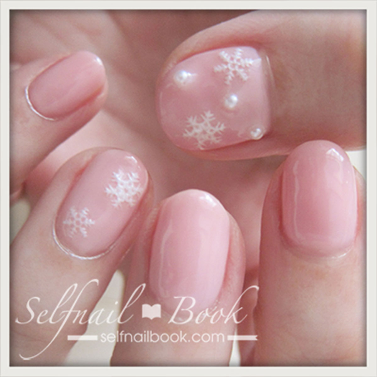 冬のネイルデザイン ピンク 雪の結晶 パールでかわいさ3倍 セルフネイラー向けジェルネイルbook